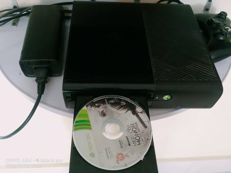 xbox 360E/kinect,4 month old bought from dubai,2controller,cds,battery 3