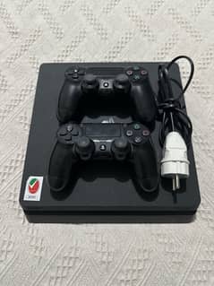 PS4 used with 2 controllers