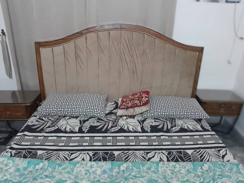 UElegant King Size Bed Set – Premium Design & Great Condition for Sale 4