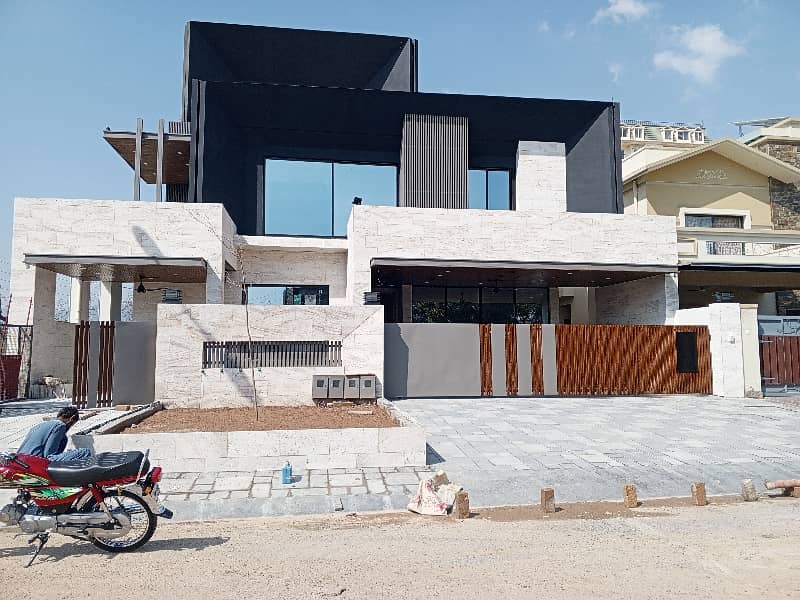 Beautiful Brand New 1 Kanal House For Rent 0