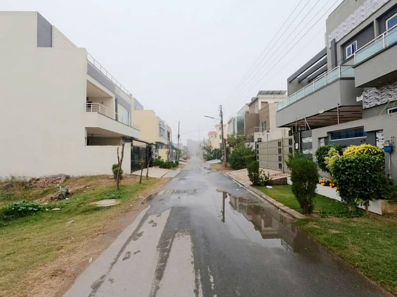 10 Marla House Available For Sale In Jubilee Town - Block B, Lahore 1