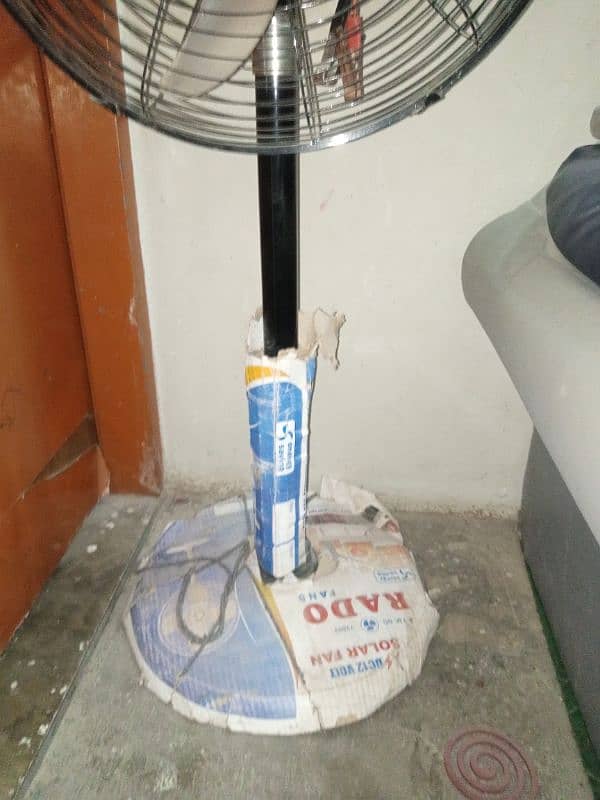 Solar pedestal Fan Strong body only 12 Volt battery se chaltia hai 1