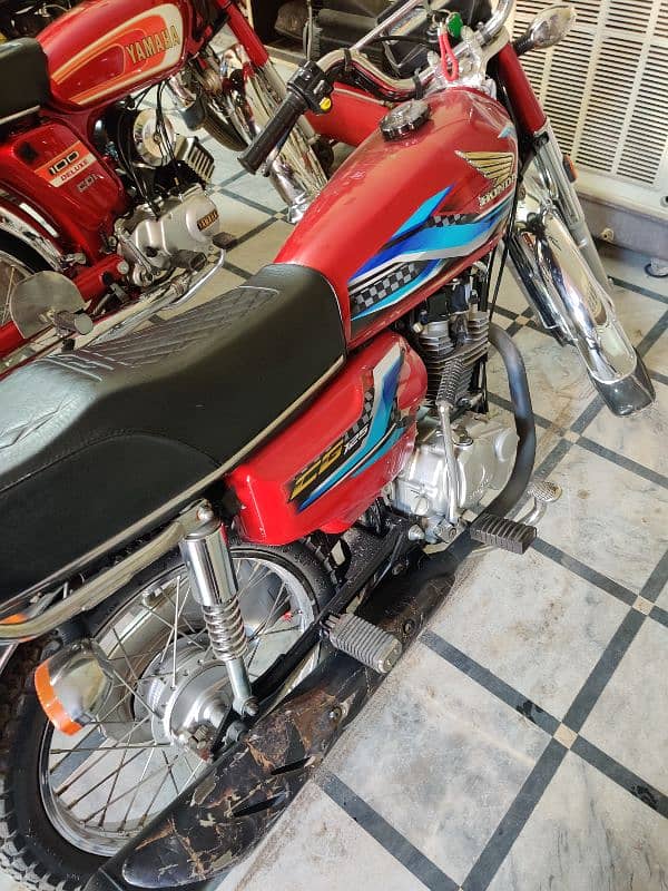 Honda 125 Red Total Original 10/10 Condition 3