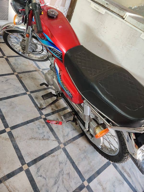 Honda 125 Red Total Original 10/10 Condition 4