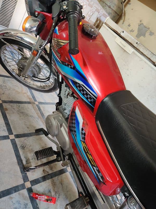 Honda 125 Red Total Original 10/10 Condition 5