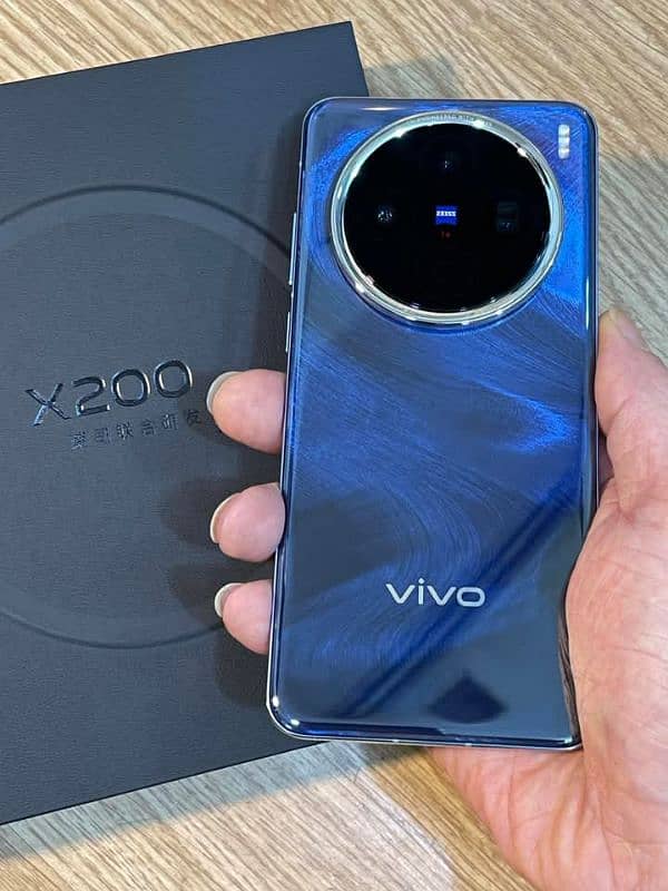 Vivo X 200 pro 5G 12/512 complete box urgent sale contact OLX 0