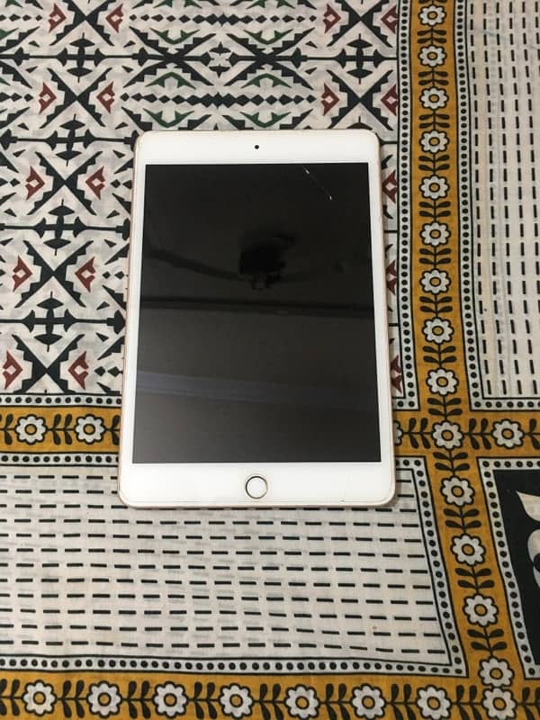 iPad mini 5 for sale in decent condiotion 0