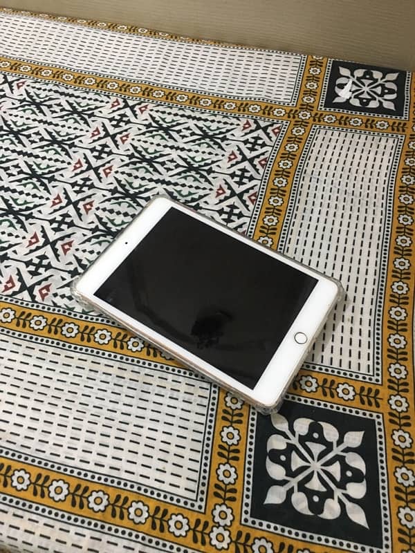 iPad mini 5 for sale in decent condiotion 4