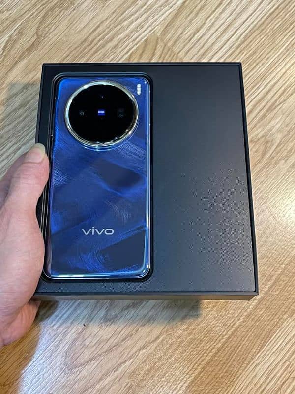 Vivo X 200 pro 5G 12/512 complete box urgent sale contact OLX 0