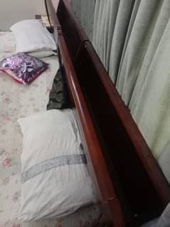 2 single beds side tables