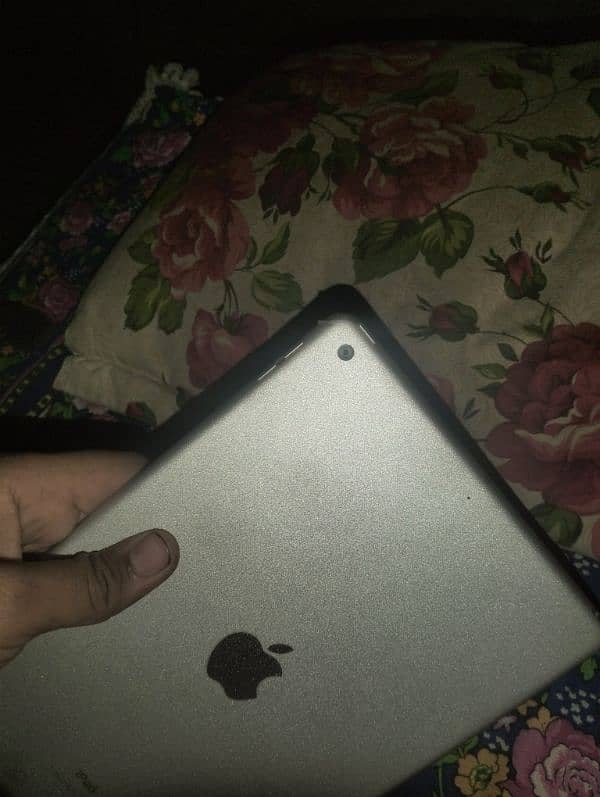 iPad 9th generation 64gb with box and charger 1