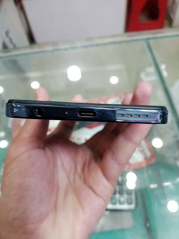 Infinix hot 40 with complete box 10/10 condition hai 4