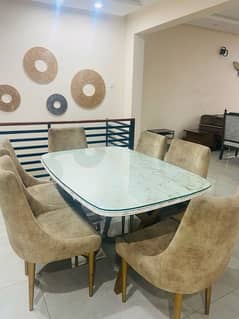 6 seater, mint condition moderen design dining table