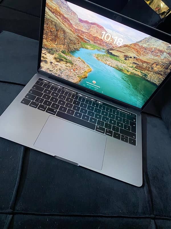 MACBOOK 2019 With TouchBar 0