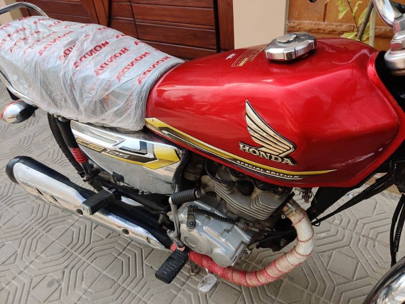 Honda 125 special edition 5 gear model 2021/11/20 Karachi number 1