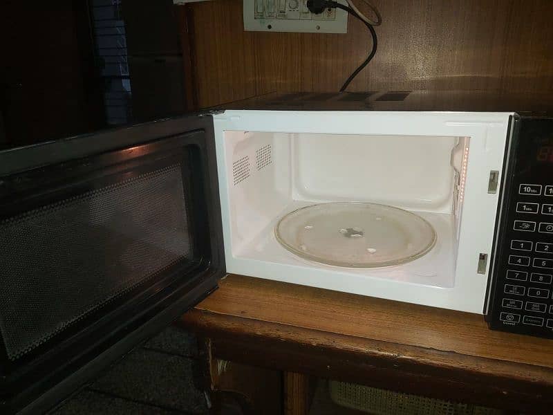 30 litre microwave oven with grilling functions for sale. 03289652709 2