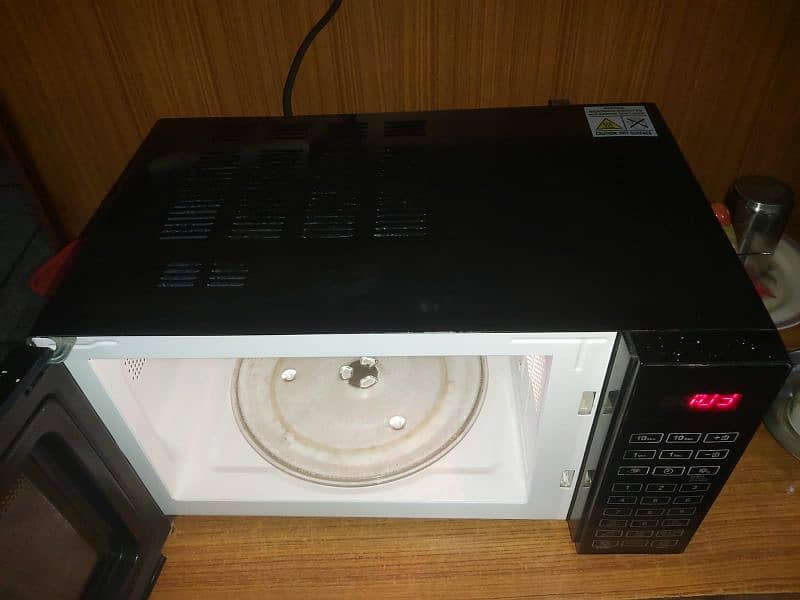 30 litre microwave oven with grilling functions for sale. 03289652709 4