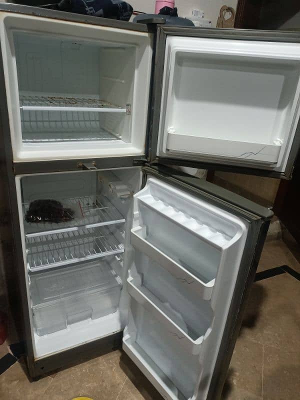 urgent sale dawlance mini fridge 1