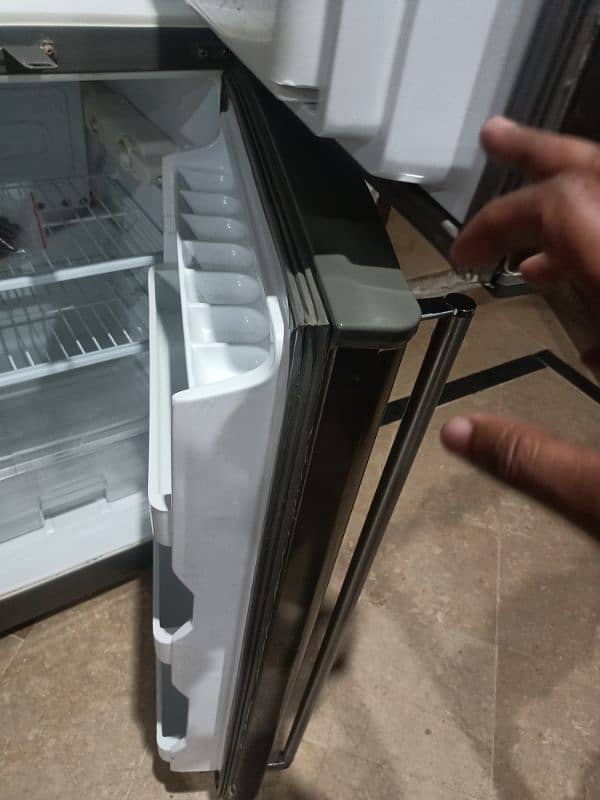 urgent sale dawlance mini fridge 3