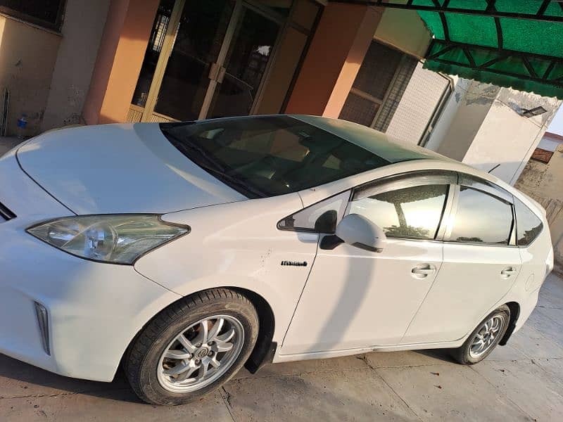 Toyota Prius Alpha 2012 1