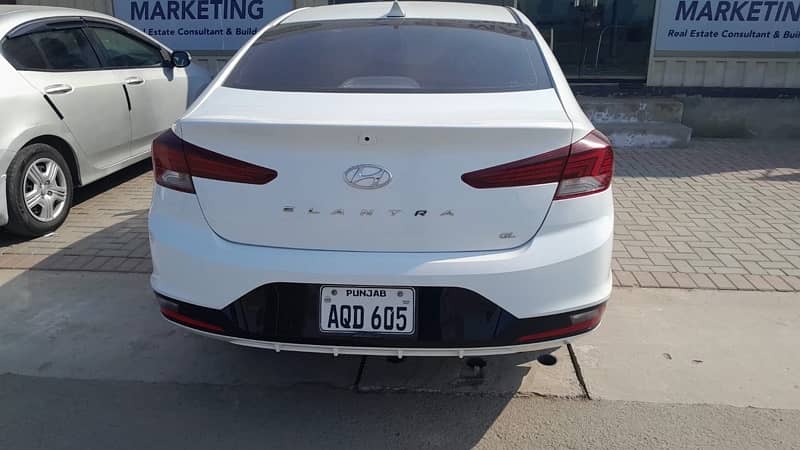 Hyundai Elantra 2023 1