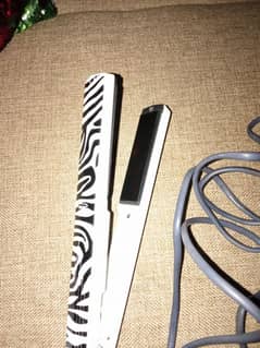 Conair hair straightener in good condition for urgent sale