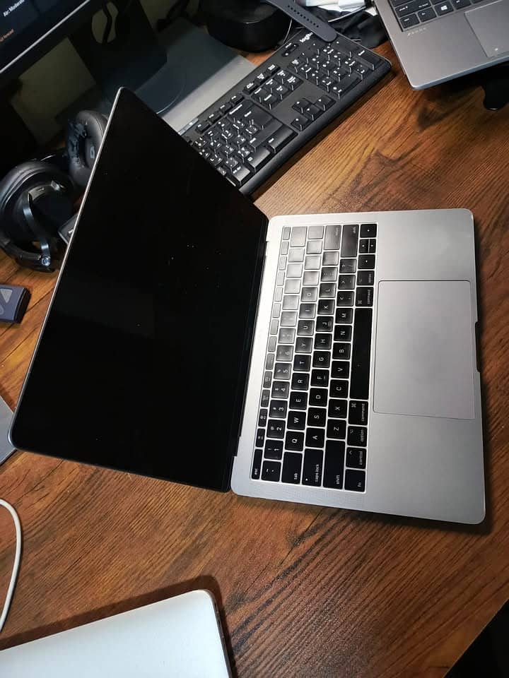 MacBook Pro 13-inch 2017 - i5 - 8GB Ram for Sale 0