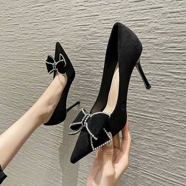 Heels black in size six 3