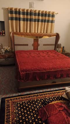 KING SIZE BEDROOM SET FOR SELL LIKE BRAND NEW.