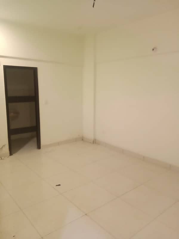 Like new 120yd 4bed dd 2 kitchen double story bungalow boundary wall near block7 jauhar 10