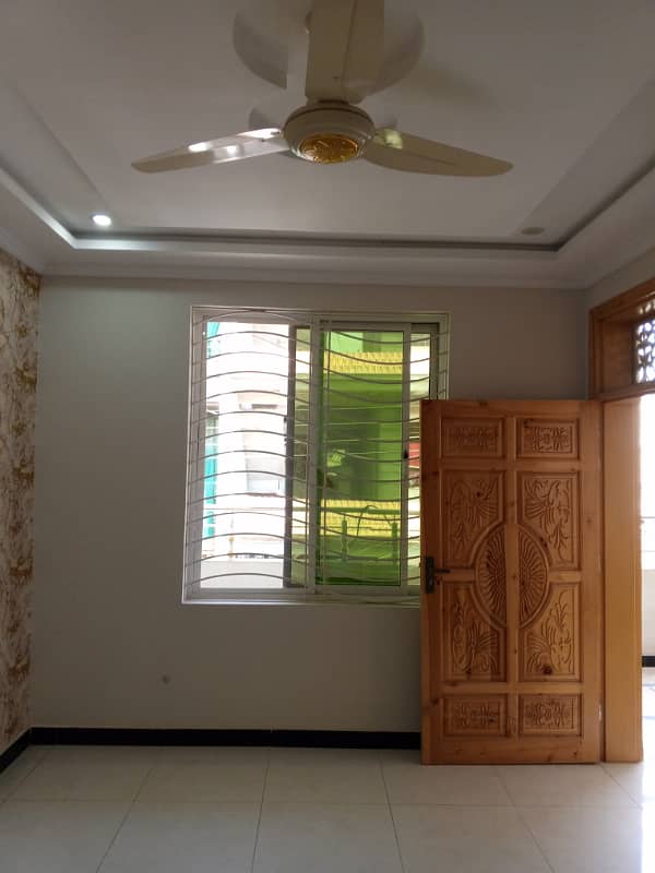 Double Storey 5 Marla House Demand 1 Crore 60 Lac Electricity Water 30 Feet Street 14