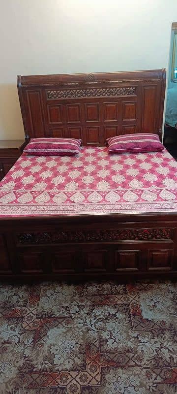 show room condition bed set 0