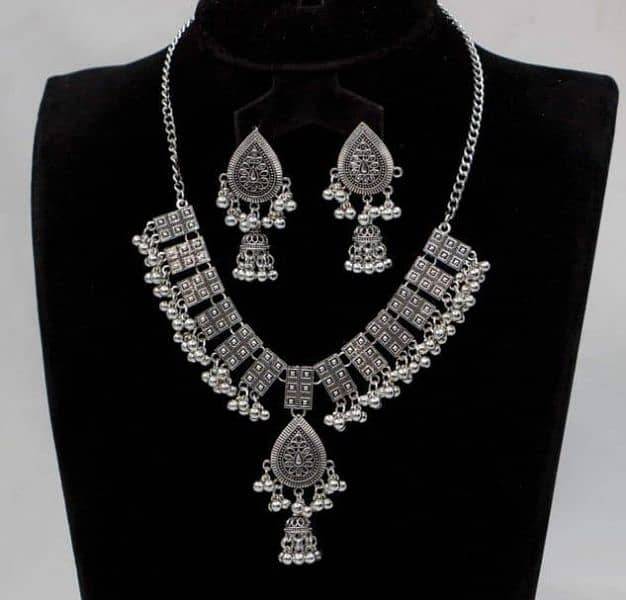 Antique style artificial choker set 1