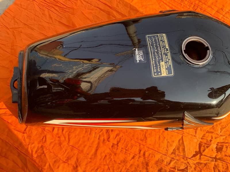 Fuel tank tapa model  2022 condition ten by nine 4