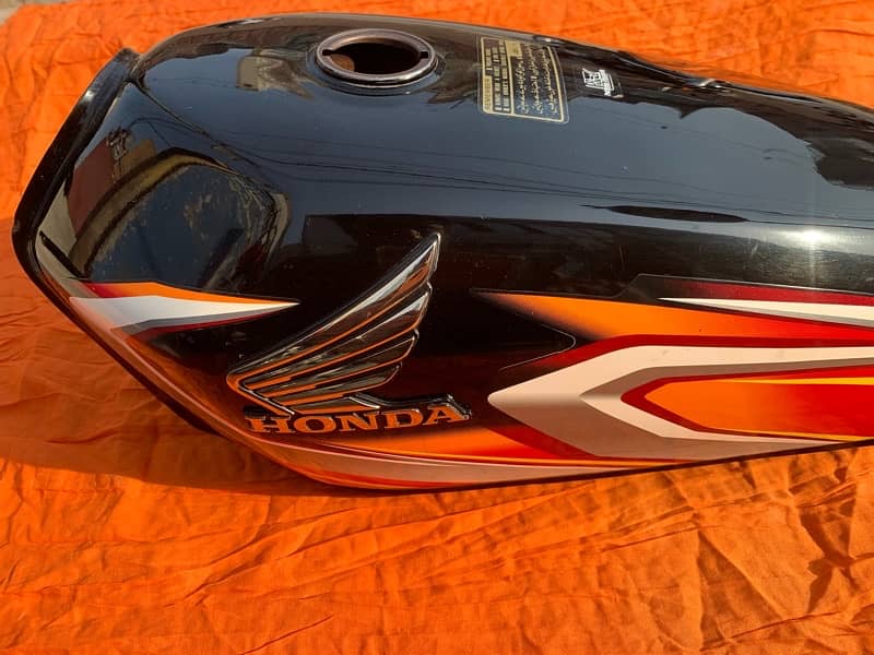 Fuel tank tapa model  2022 condition ten by nine 8