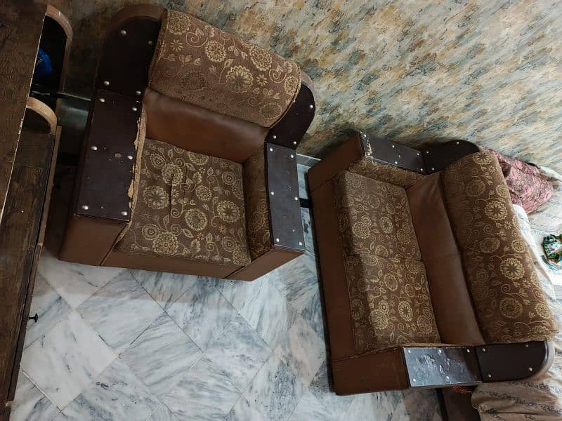 6 seater sofa in good condition 7