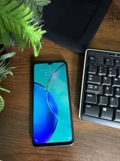 urgent selling vivo y17s with box charger 1 Year use only