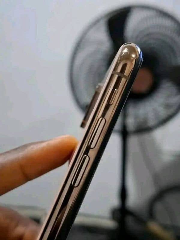 iPhone XS Max 64GB iCloud lock non PTA 2