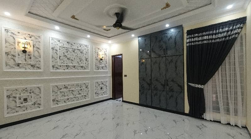 2275 sq/ft Facing Park Luxury House For Sale Abu Baker Blok 8