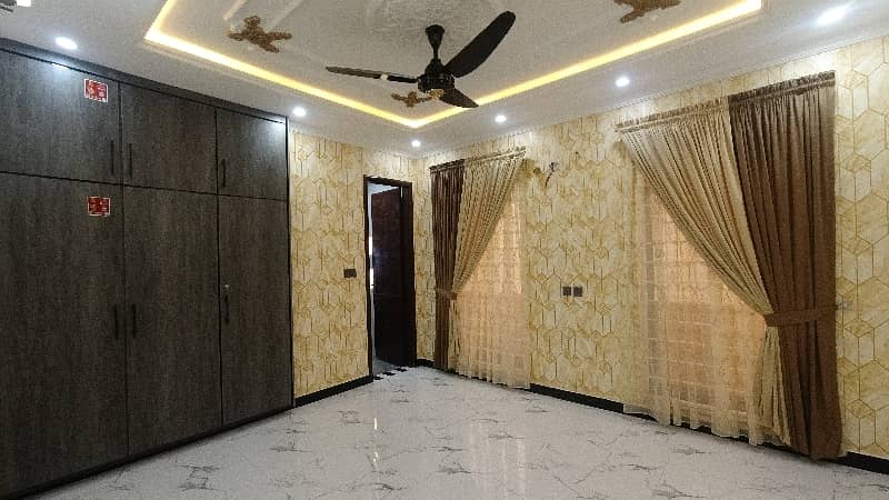 2275 sq/ft Facing Park Luxury House For Sale Abu Baker Blok 19