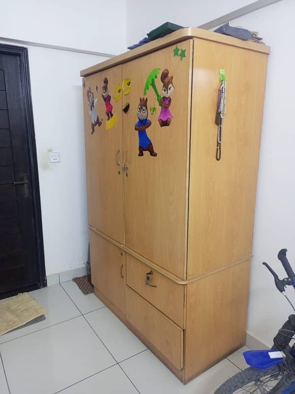 2-Door Wardrobe for Sale – Excellent Condition 2