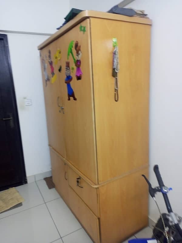 2-Door Wardrobe for Sale – Excellent Condition 3