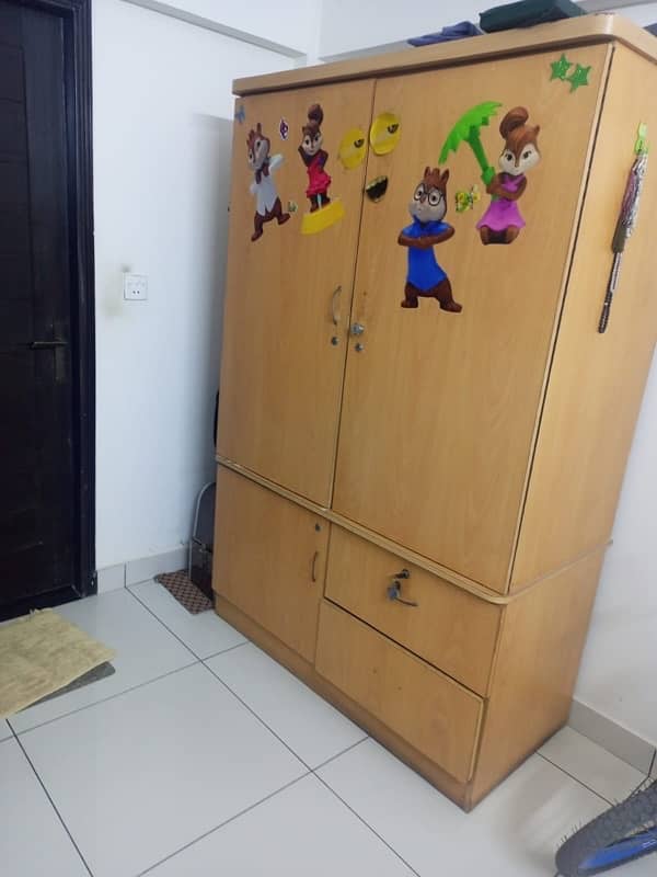 2-Door Wardrobe for Sale – Excellent Condition 4