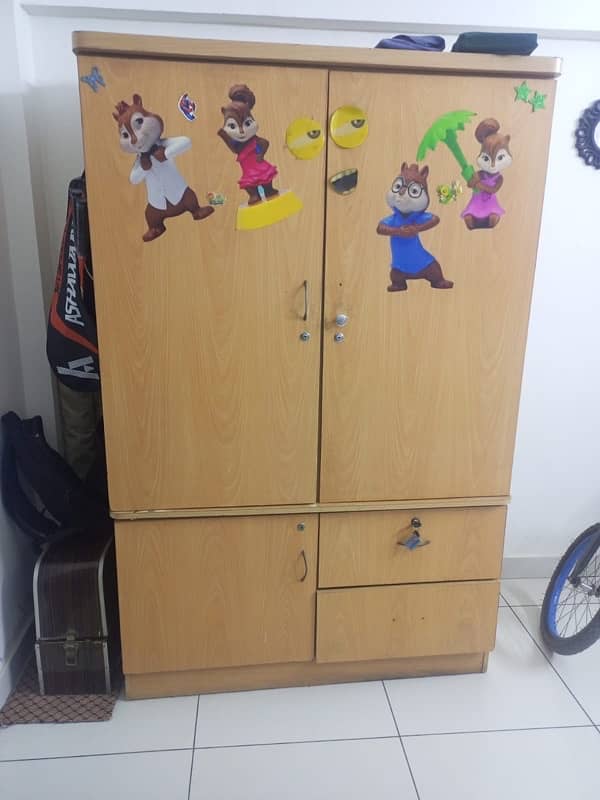 2-Door Wardrobe for Sale – Excellent Condition 5