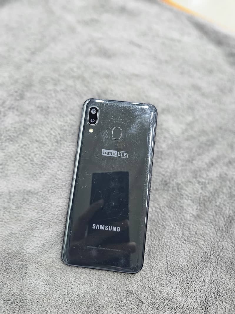 Samsung Mobile A20 1