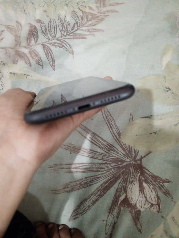 Iphone 11 jv 10/10 condition. battery health 86 2