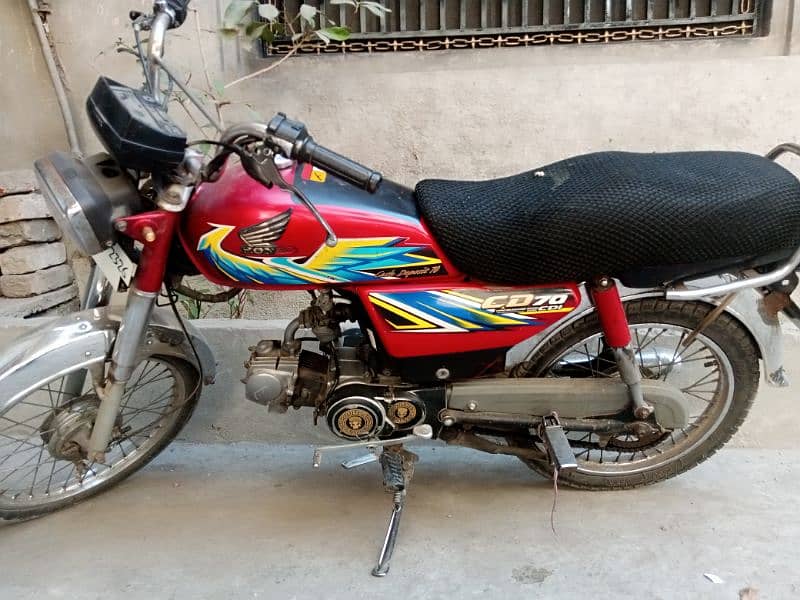 Honda CD70 صرف رنگ ڈلنے ہیں ماڈل 2015 0