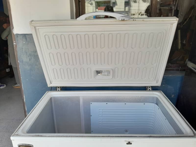 Waves Freezer for sale. Contact number 03175720260. 3