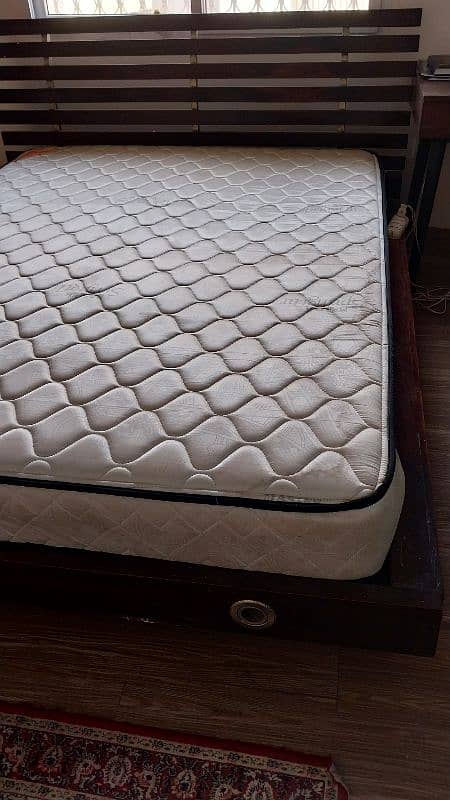 Queen Bed of sheesham wood7×6ft with spring foam master mattress 4