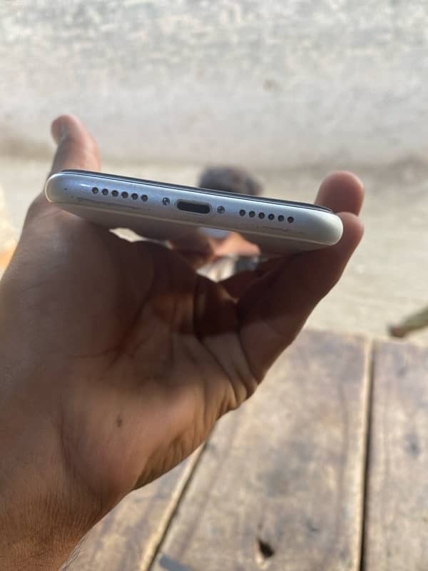 iPhone XR white colour battery health 78 condition 9/10 only mobile 2